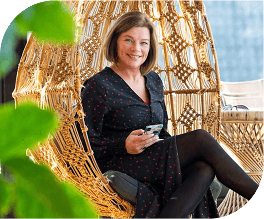 2 personen die bij Zlim naar binnen lopen