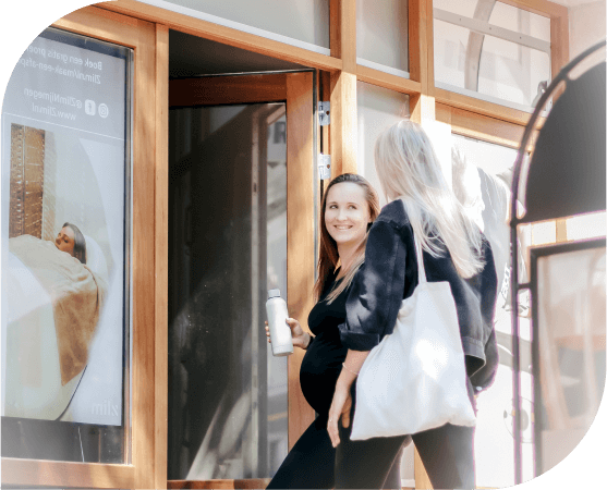 2 personen die bij Zlim naar binnen lopen